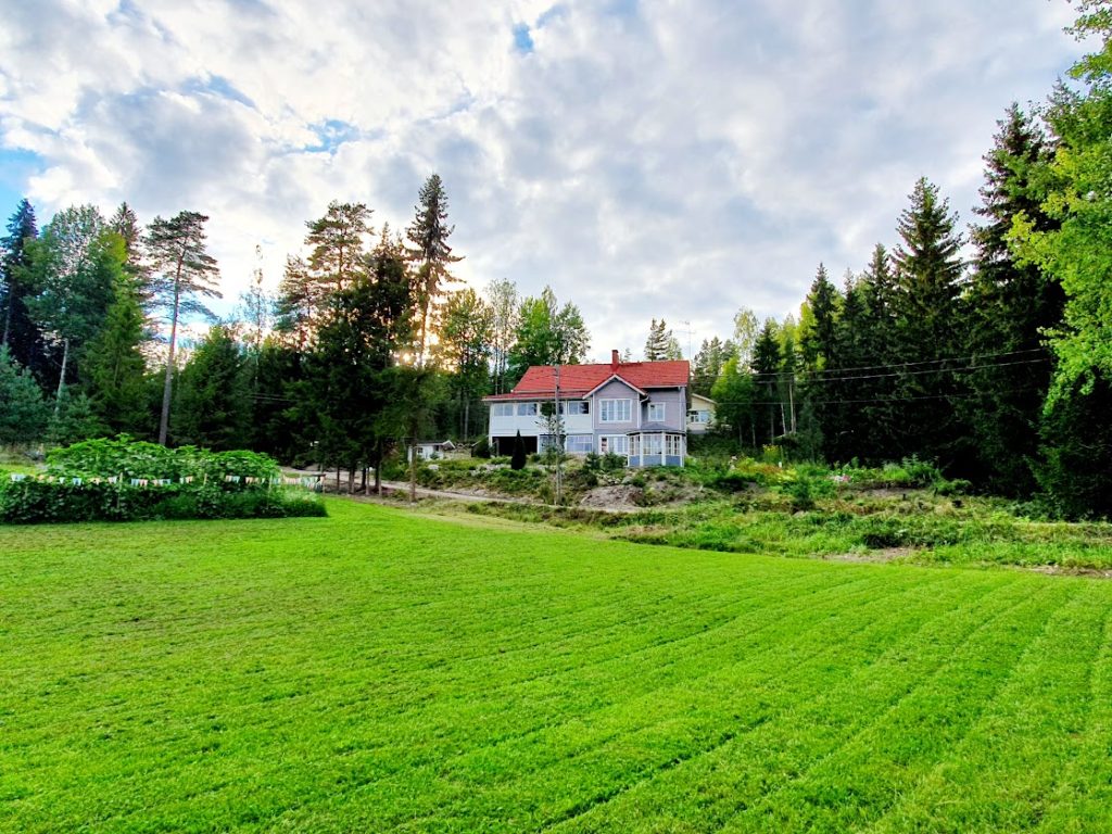 RoseGarden luontoretriitti toteutuu yksilöllisesti avarassa puutarhassa